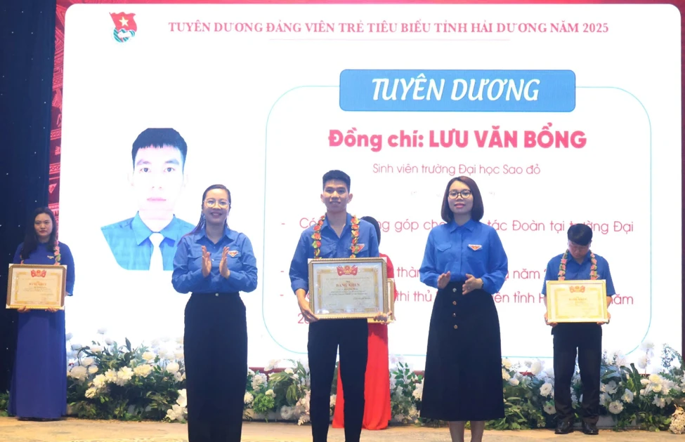 Lưu Văn Bổng - Chàng trai "cân tất" giữa học giỏi và cống hiến hết mình cho phong trào thanh niên