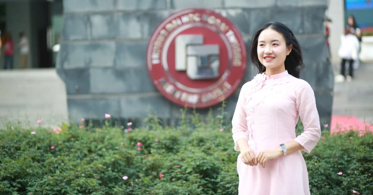 Mùa 8/3 đầu tiên trên bục giảng của cô giáng viên đại học Gen Z: Từ sinh viên trở thành thầy, cảm xúc lắm nha!