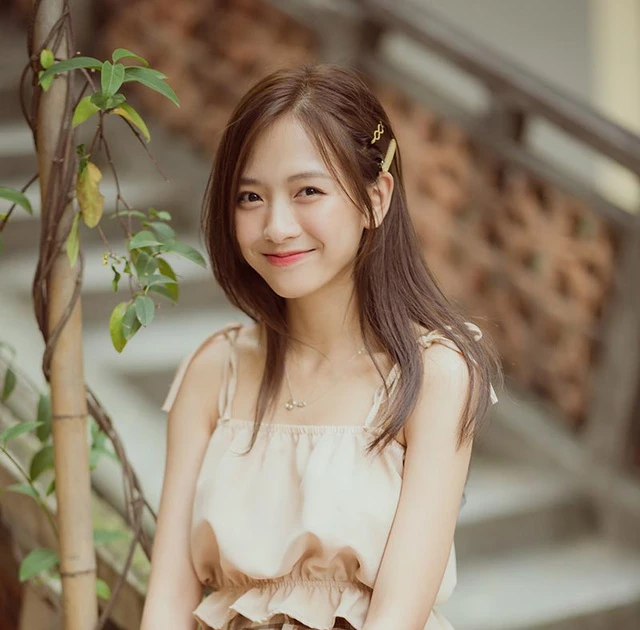 Nữ sinh trường Y sở hữu vẻ đẹp trong veo như nắng mai, nhìn là mê luôn! ☀️