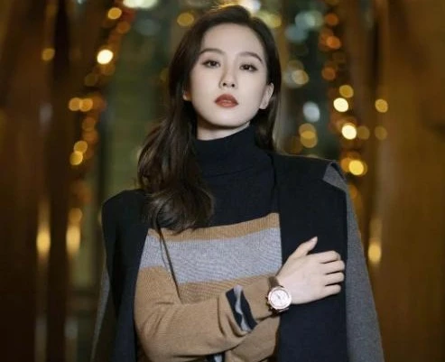 Chiếc áo nhìn "nhà quê" của Lưu Thi Thi giá 147 triệu đồng khiến dân tình ngỡ ngàng