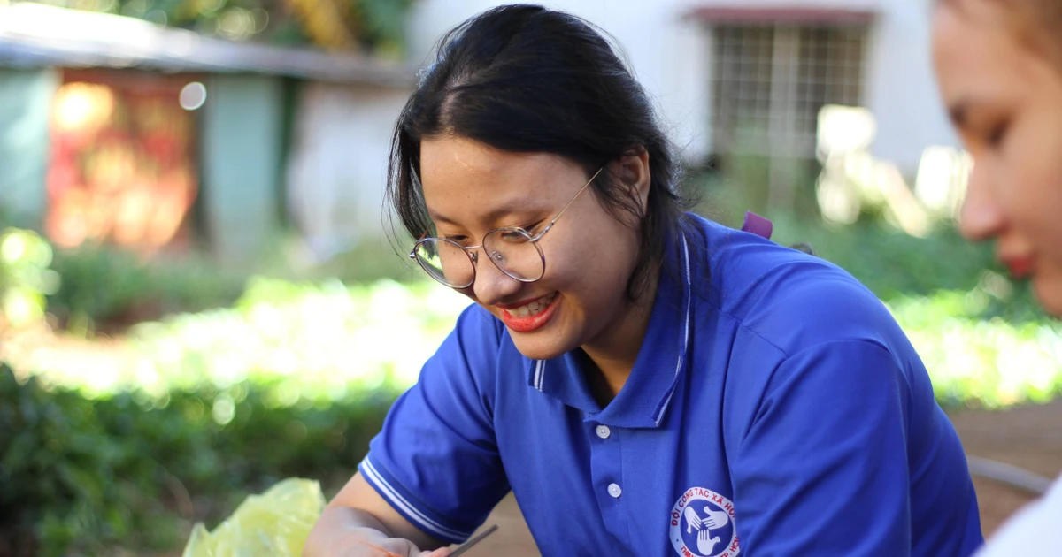 Cô gái sinh năm 2000 nhận bằng khen T.Ư: "Tình nguyện không phải để làm từ thiện!"