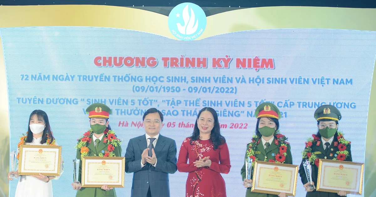 Hơn 300 sinh viên giỏi nhận vinh danh "Sinh viên 5 tốt" và "Sao Tháng Giêng"