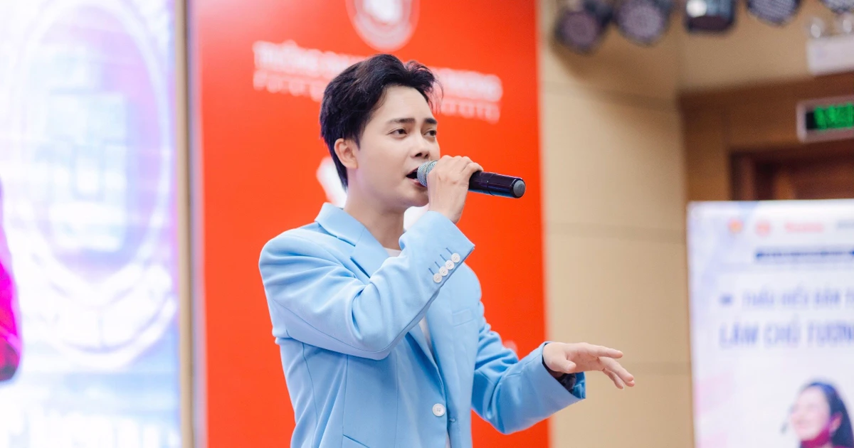Tuấn Phương Á quân X-Factor làm "bùng nổ" Đại học Ngoại thương, sinh viên phấn khích hết nấc