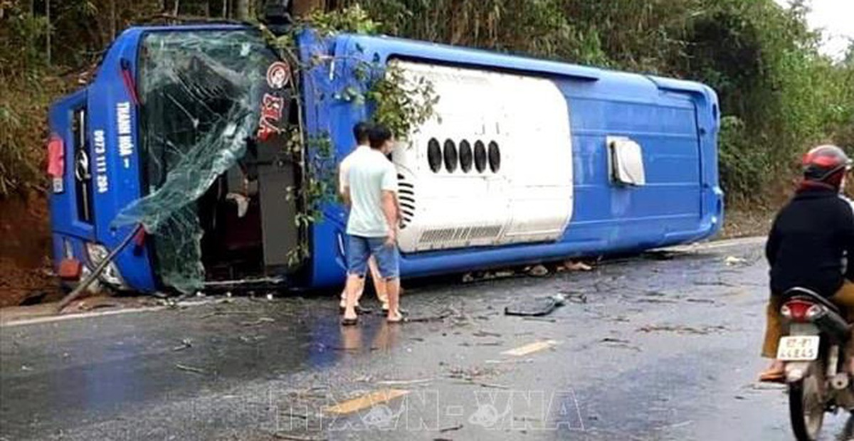 Xe khách lật nghiêng ở Kon Tum, 19 người bị thương may mắn không nặng