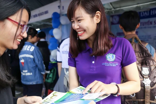 ĐH Luật TP.HCM tăng điểm chuẩn "khủng" tới 8 điểm, các bạn trúng tuyển chuẩn bị vào đời sinh viên thôi!