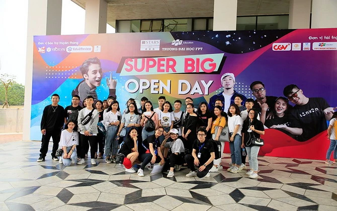 Sơn Tùng M-TP "thả thính" cực mạnh 12.000 teen ĐH FPT tại sự kiện khủng "Super Big Open Day"