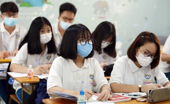 Thí sinh là F1 vẫn phải thi, giám thị mặc đồ bảo hộ kín mít như "chiến binh chống dịch"