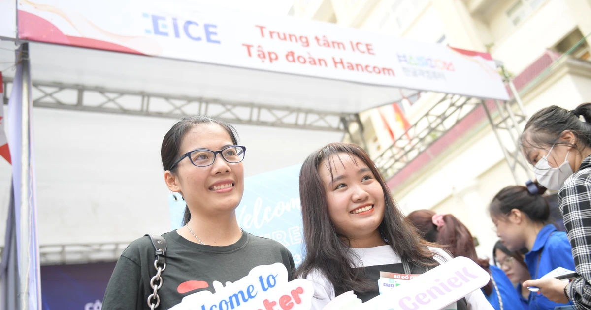 Gen Z "cháy" hết mình với nghiên cứu khoa học tại ĐH Ngoại ngữ