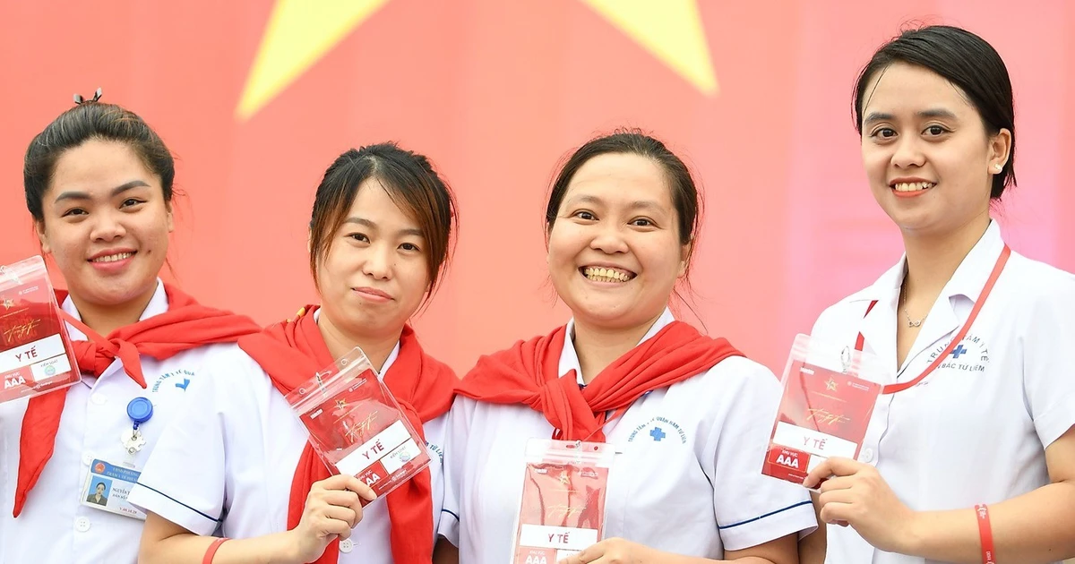 Giới trẻ hào hứng săn góc sống ảo trước show 'Tổ quốc trong tim' tại Mỹ Đình ✨