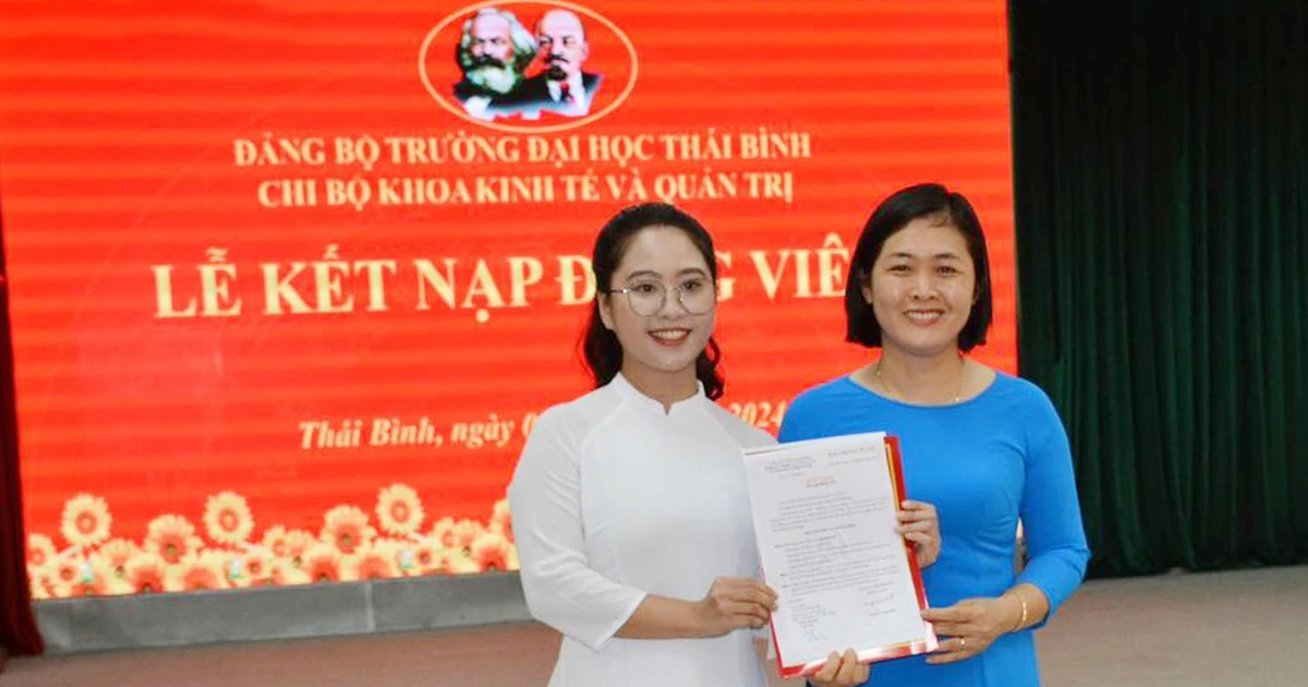 22 sinh viên xuất sắc ĐH Thái Bình được kết nạp Đảng - moment đáng tự hào đấy! ✨