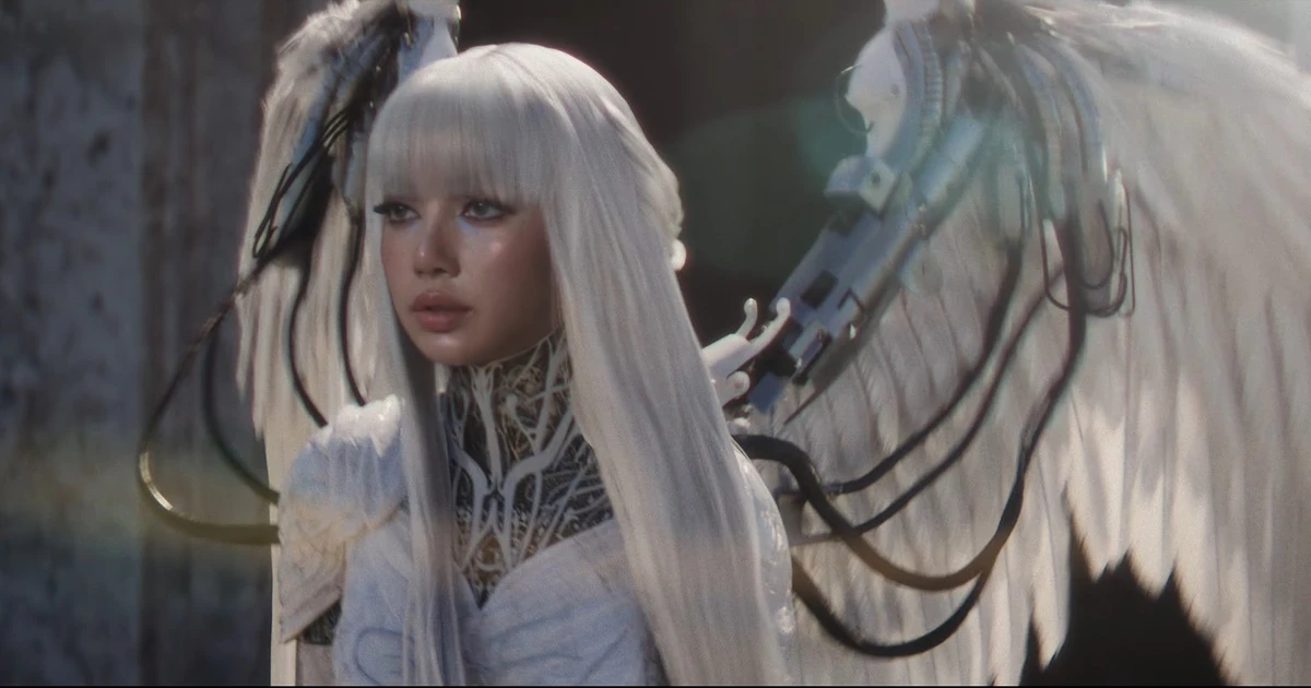 Lisa (BLACKPINK) comeback đỉnh nóc kịch trần nhưng netizen lại phát sốt vì nghi vấn Coachella