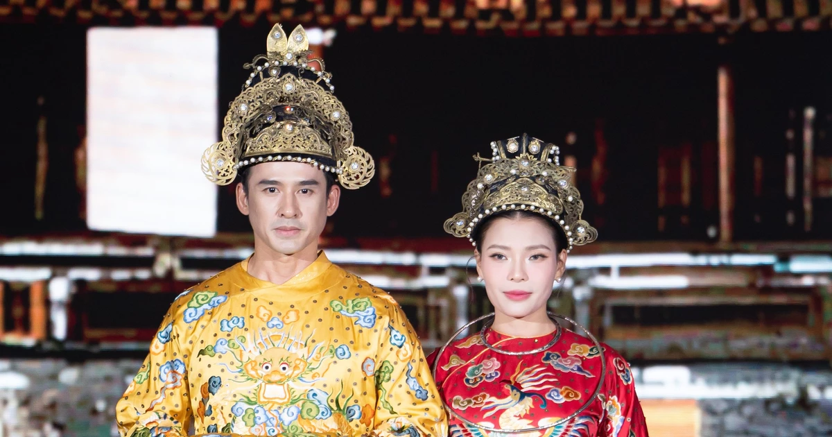 Cặp đôi "nữ hoàng rating" bất ngờ xuất kích sàn catwalk khiến fan choáng váng
