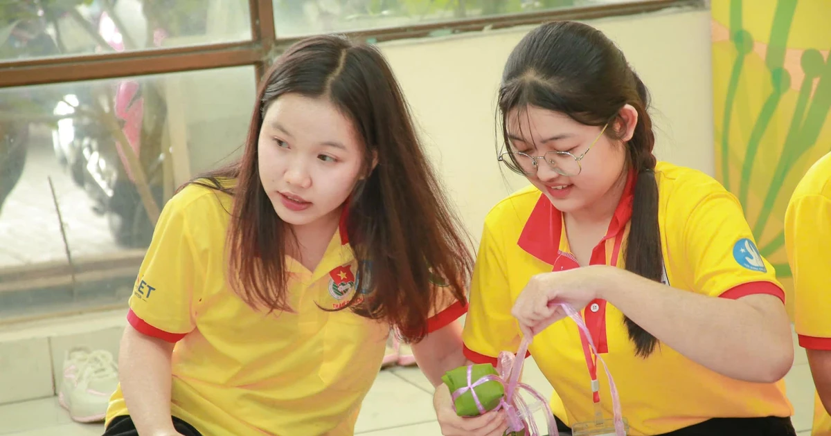 Sinh viên Lào, Campuchia ở Sài Gòn "flex" tay nghề gói bánh tét đón Tết Ất Tỵ