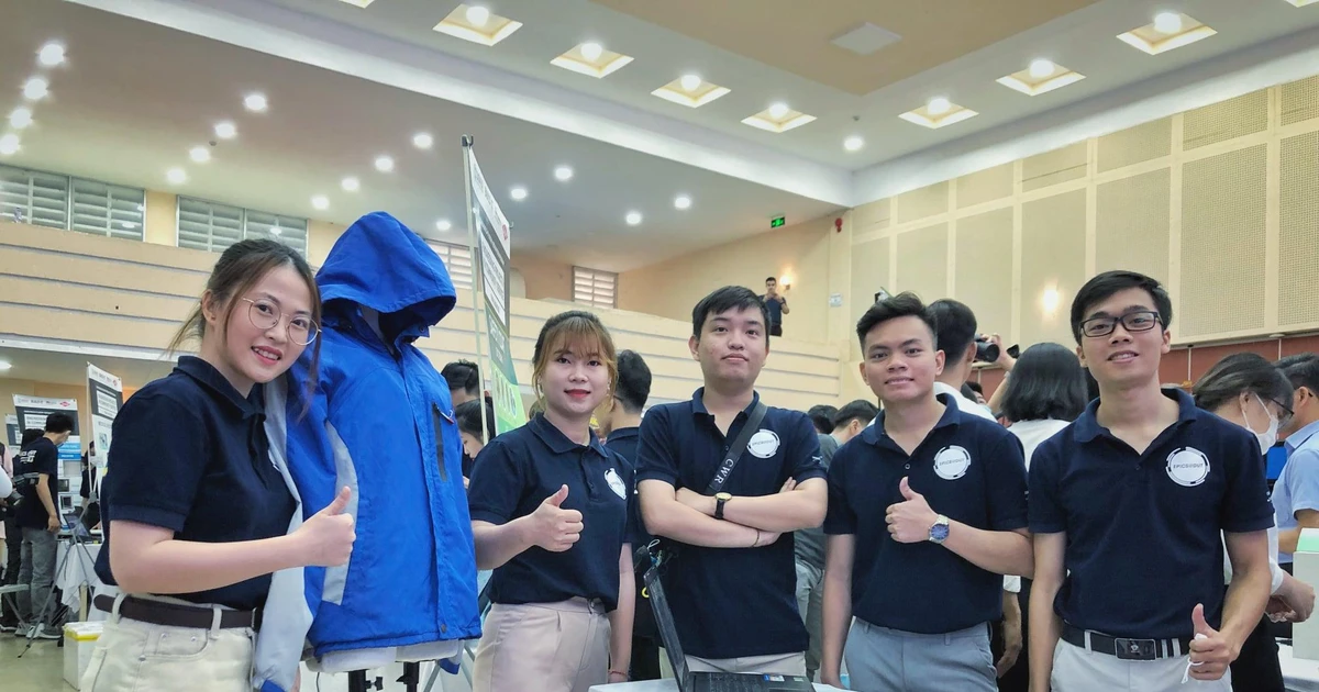 Sinh viên sáng tạo vì cộng đồng: Xe lăn điều khiển bằng tai nghe, áo khoác chống cướp cho shipper
