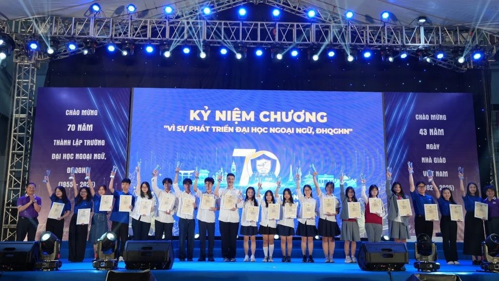 "Giai điệu Tự hào": Đêm nhạc xịn sò tôn vinh 70 năm tuổi đời rực rỡ của trường Đại học Ngoại ngữ ✨