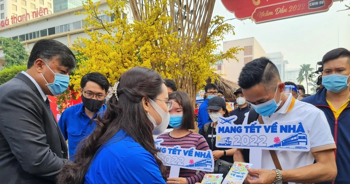 Chương trình "Mang Tết về nhà" đưa 360 sinh viên về quê ăn Tết - Ấm lòng quá đi mất