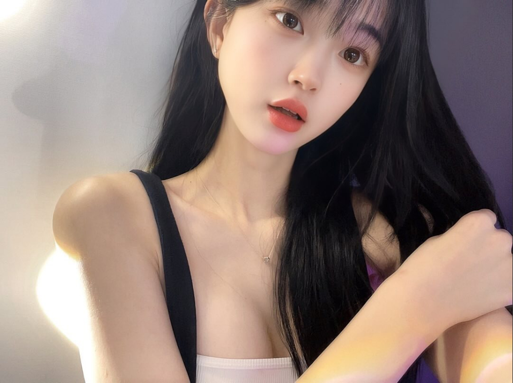 Streamer Hàn xử lý cực "pro" khi gặp sự cố lộ hàng trên sóng, netizen tranh cãi nảy lửa