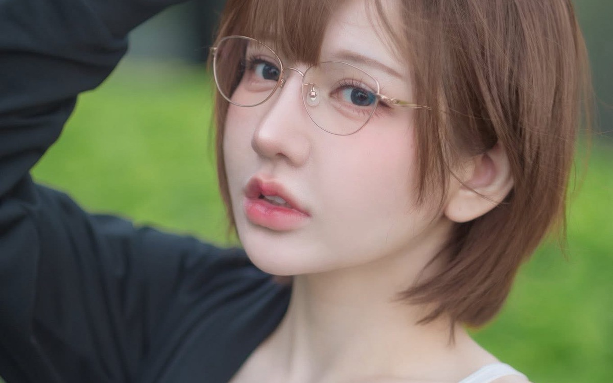 Nữ streamer "cưỡi ngựa" trên biển với bikini gợi cảm, cosplay Uma Musume phiên bản "chất chơi" đỉnh cao