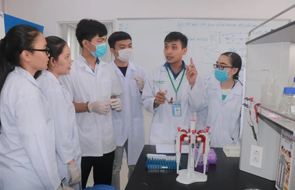 Điểm chuẩn 34 ngành ĐH Công nghiệp Thực phẩm TP.HCM: Cao nhất 24 điểm, có ngành tăng vọt 4,5 điểm