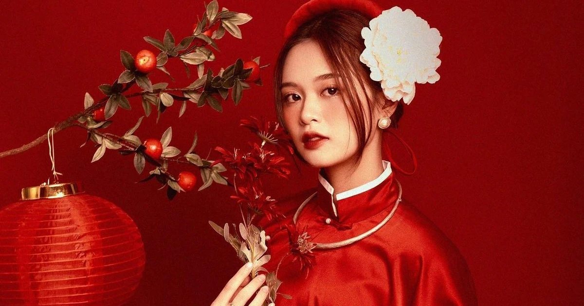 Cô nàng Hải Dương diện áo dài đỏ rực đón Tết Nhâm Dần quá xinh