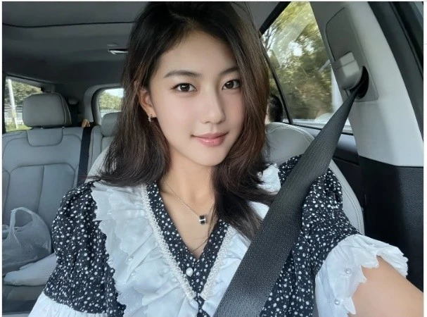 Bé "tiểu Suzy" lột xác khiến dân tình ngỡ ngàng: Khác hẳn ngày nào!