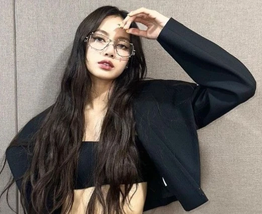 Lisa (BLACKPINK) thả thính gì mà dân tình đang đoán già đoán non về chuyện gia hạn hợp đồng?