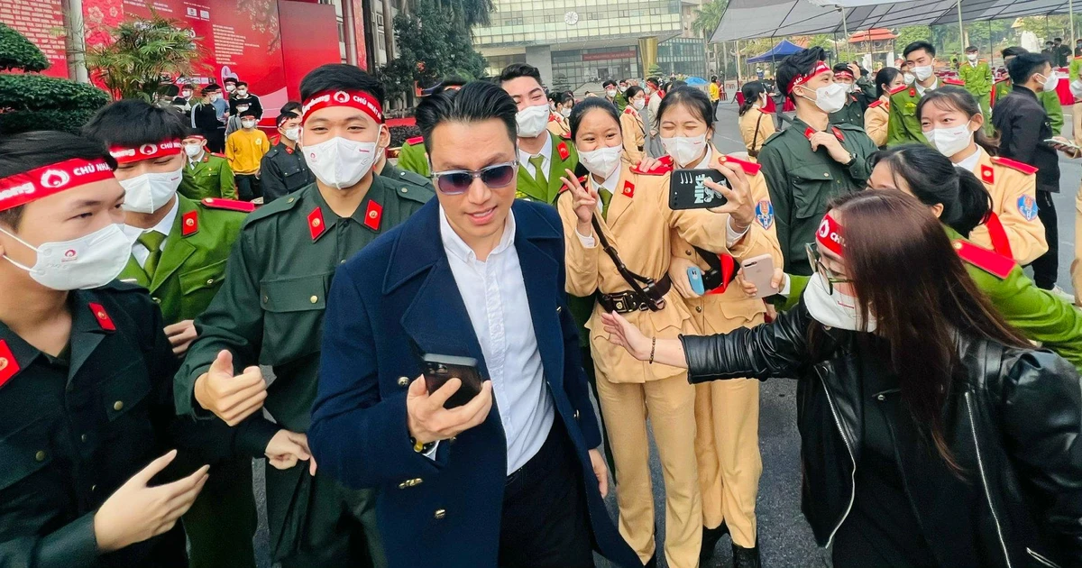 Anh Việt Anh khiến các chiến sĩ cảnh sát tương lai phải "mê mẩn" quá trời quá đất