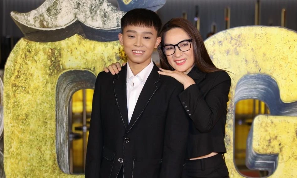 Hồ Văn Cường lại vắng mặt trong lễ cúng 100 ngày của cố ca sĩ Phi Nhung, netizen tranh cãi nảy lửa ️