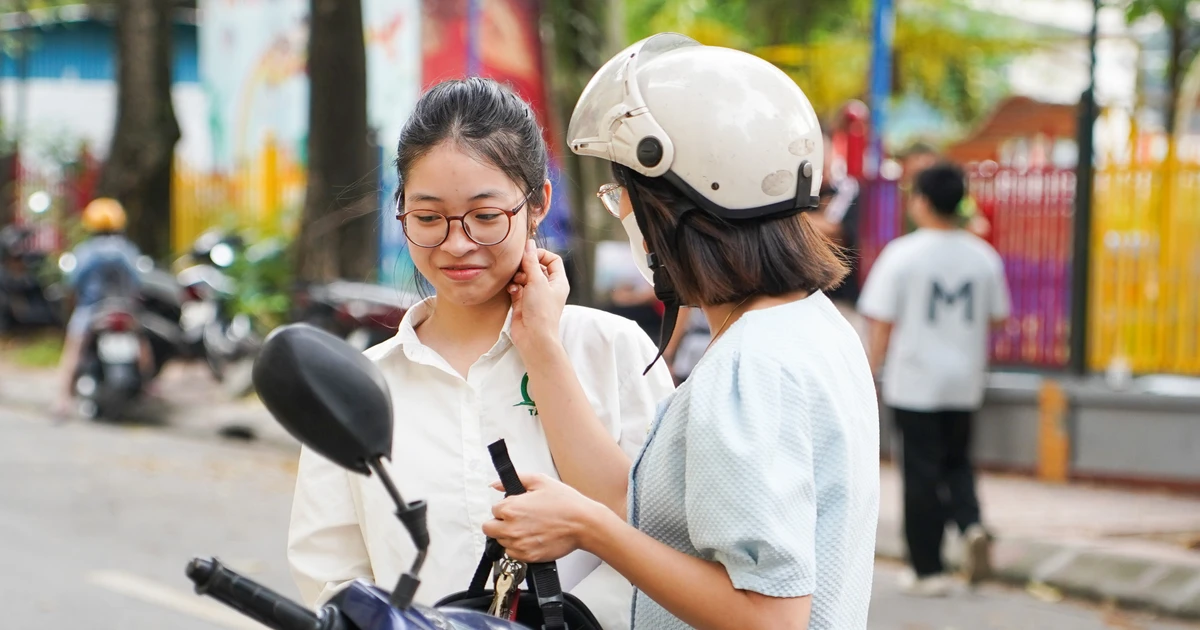 Phụ huynh ôm hôn, động viên sĩ tử Hà Nội bước vào ngày thi đầu tiên