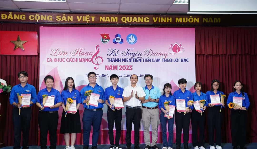 Thanh niên Bách khoa được vinh danh và cháy hết mình với ca khúc cách mạng