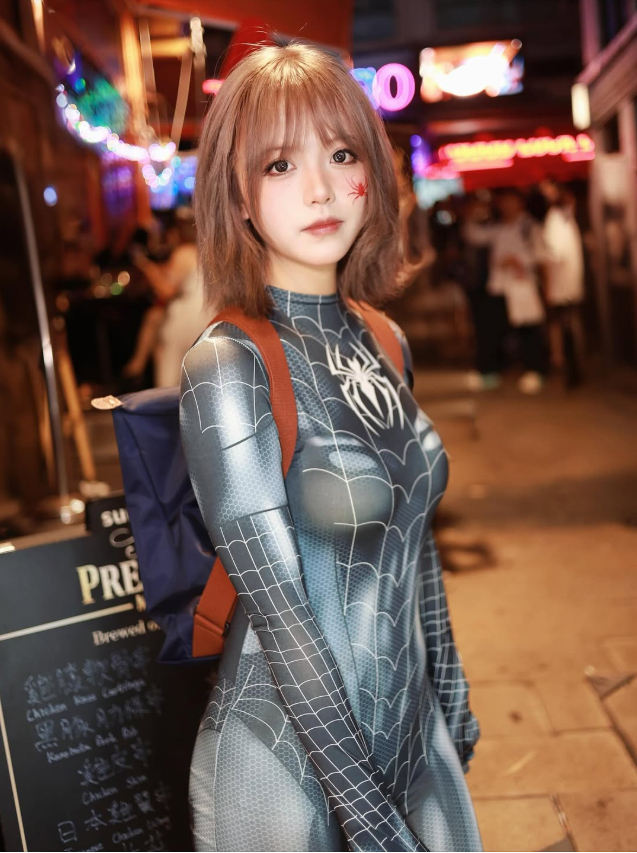 Hot girl tóc ngắn cosplay Nhện Đen gây bão, visual ngoài đời còn đỉnh hơn khiến dân mạng điên đảo