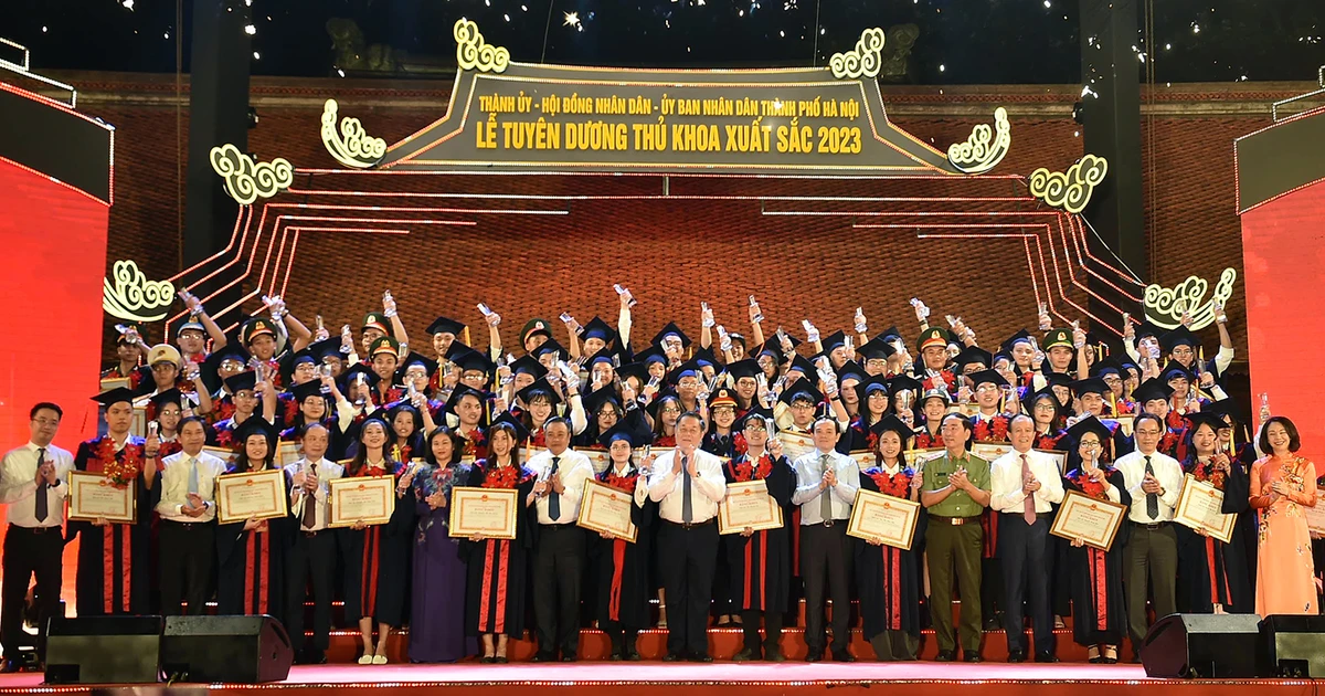 Hà Nội tuyên dương 100 thủ khoa xuất sắc: Nơi tỏa sáng những tài năng trẻ đỉnh cao