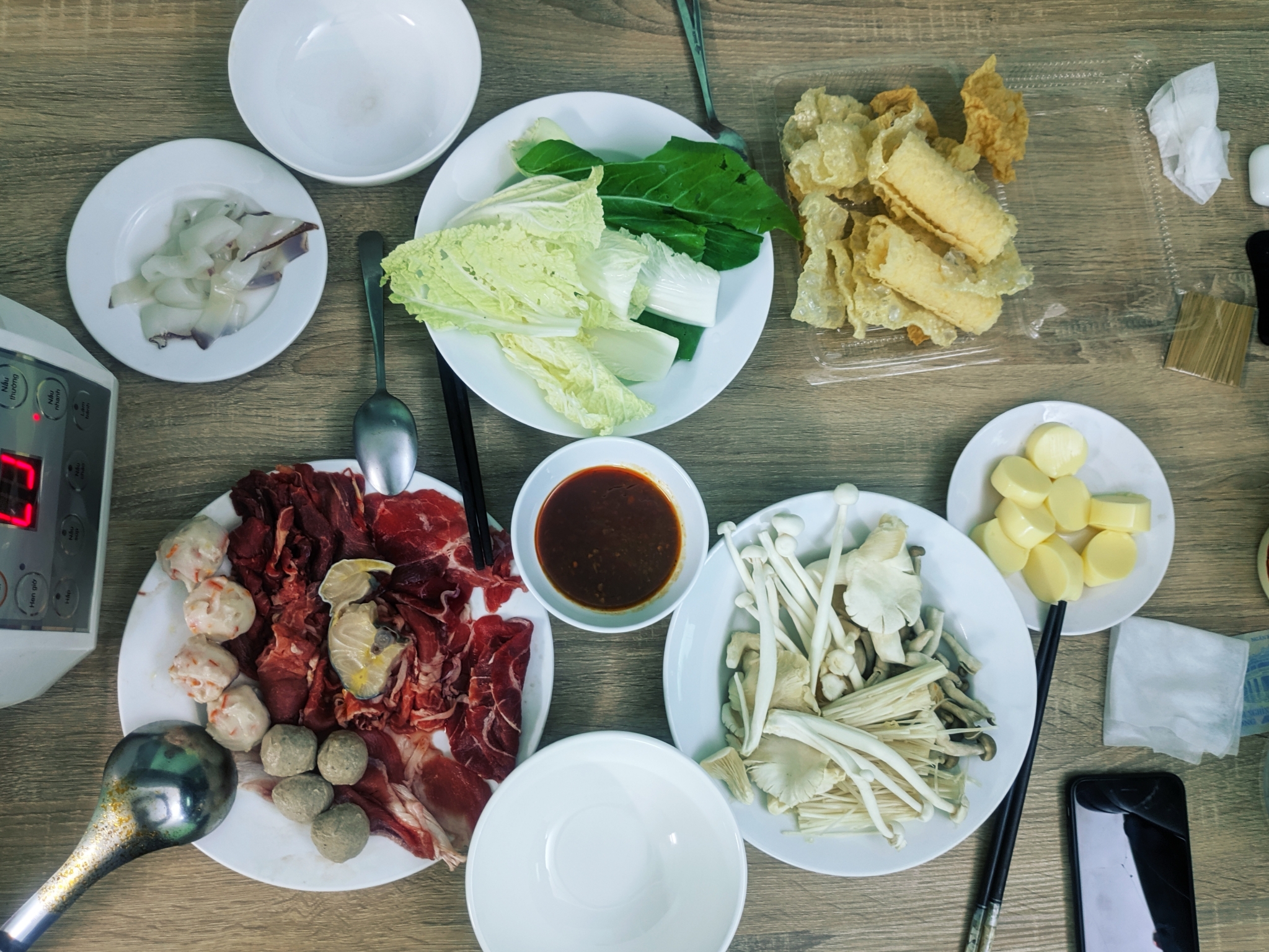 Ở nhà ăn gì cũng ngon, quan trọng là vibe gia đình ấm áp ✨