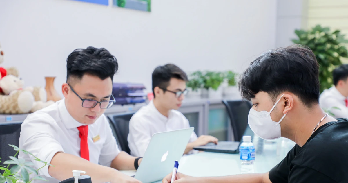 UEF chính thức mở cổng tuyển sinh 2023: Ngành mới, học bổng khủng, cơ hội xịn sò!