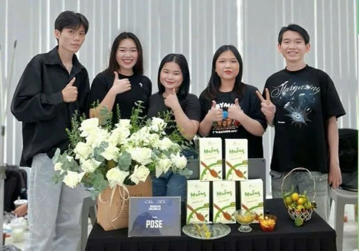 Gen Z biến vỏ quất thành muỗng nhựa sinh học xịn sò, cứu cả hành tinh ✨