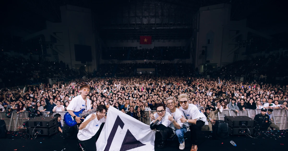 Chillies 'cháy' hết mình cùng 6.000 fan Hà Nội dù trời mưa tầm tã ☁️