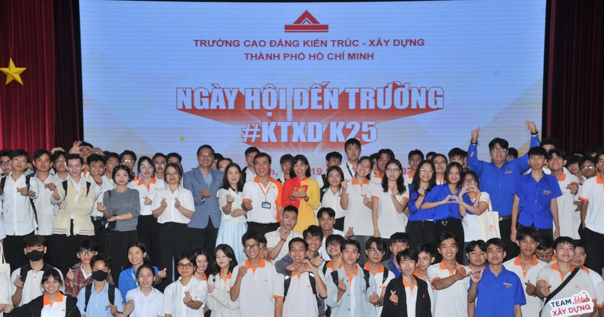 Ngày hội đến trường KTXD K25: Tân sinh viên vibe tràn đầy năng lượng và khát vọng cháy hết mình