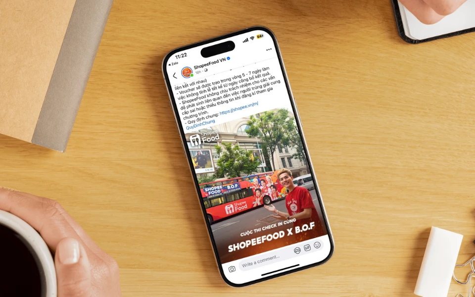 Gen Z rần rần check-in với biển quảng cáo cam lè để săn voucher 200k, bạn đã lên đồ chưa?