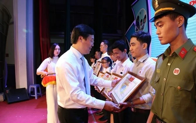 Những câu chuyện cảm động từ các bạn sinh viên khiến bao trái tim thổn thức
