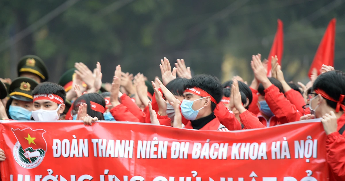 Hàng ngàn sinh viên xuống đường diễu hành cực xịn hưởng ứng "Chủ Nhật Đỏ" 2021