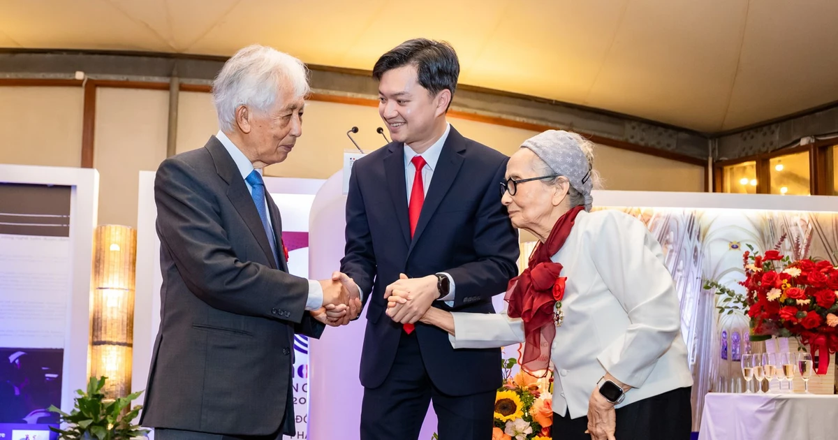 Cực phẩm! Anh Nguyễn Minh Triết chúc mừng cặp đôi Giáo sư huyền thoại nhận huân chương xịn từ Pháp ️✨