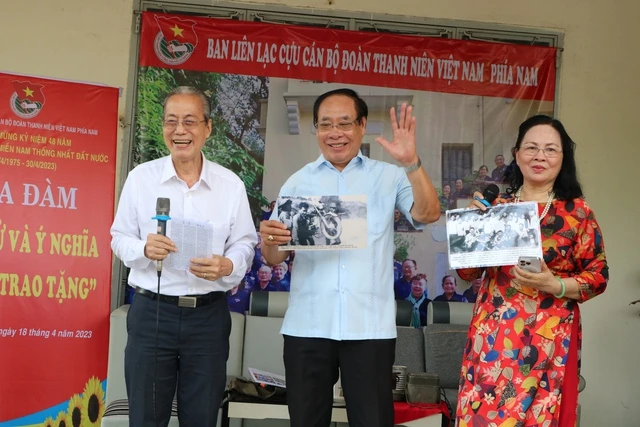 Cựu cán bộ Đoàn trao tặng kỷ vật tuổi trẻ hào hùng - Chạm vào ký ức một thời thanh xuân cháy bỏng