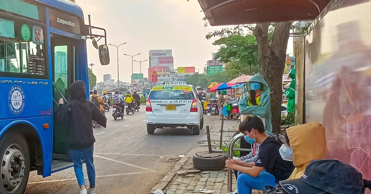 Giá xăng tăng vọt, giới trẻ bật mode "tiết kiệm tối đa"