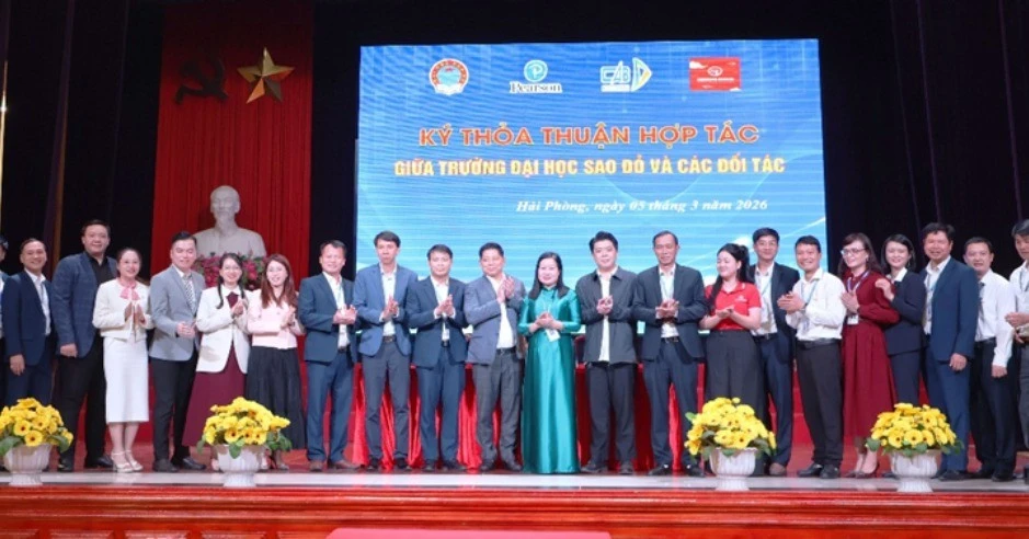 ĐH Sao Đỏ bắt tay với doanh nghiệp: Sinh viên tốt nghiệp là có việc luôn! ✨