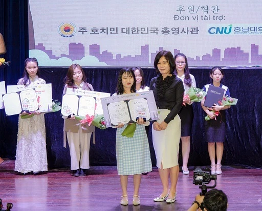 Cô gái này vừa "chốt hạ" Quán quân cuộc thi nói tiếng Hàn 2020, xịn sò quá đi!