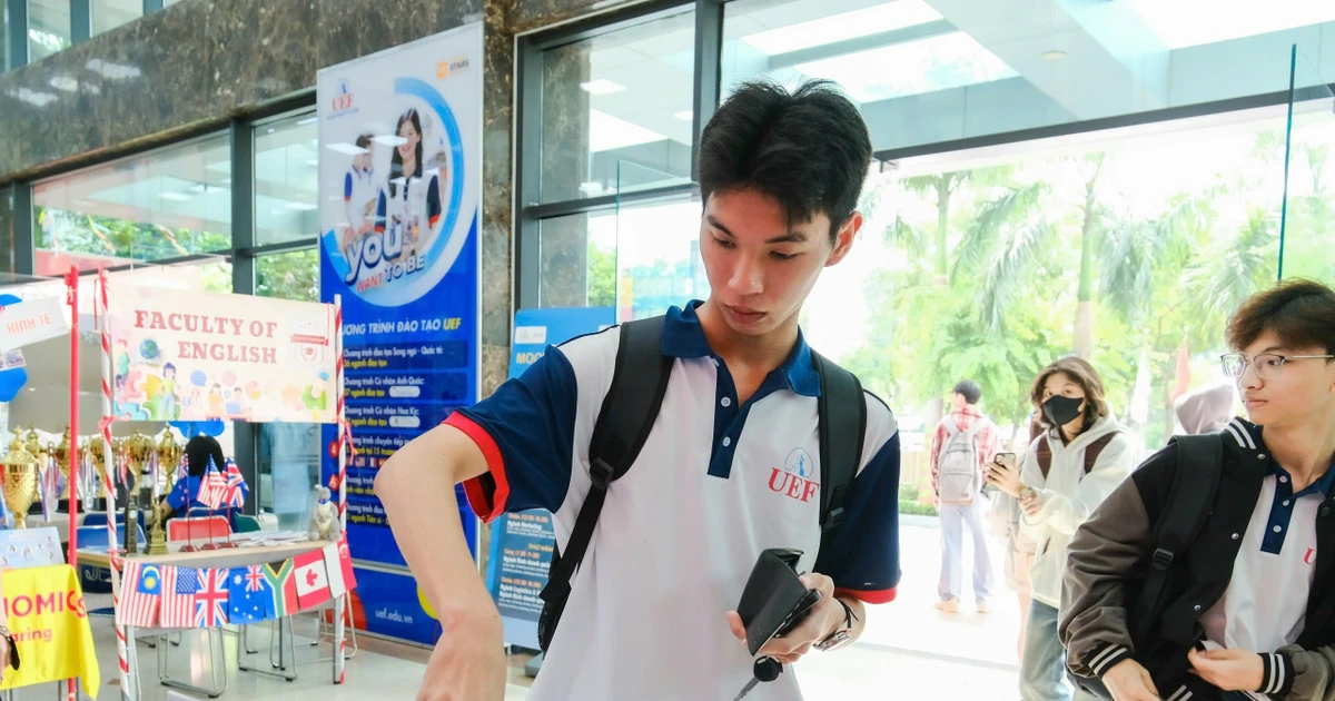 Các trường đại học rần rần quyên góp, trao học bổng xịn cho sinh viên chịu ảnh hưởng bão lũ ❤️