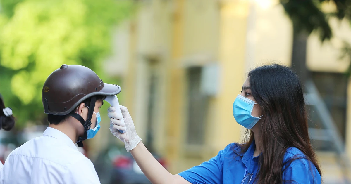 Bác sĩ trẻ, sinh viên tình nguyện hăng hái "Tiếp sức" cho thí sinh cùng người nhà