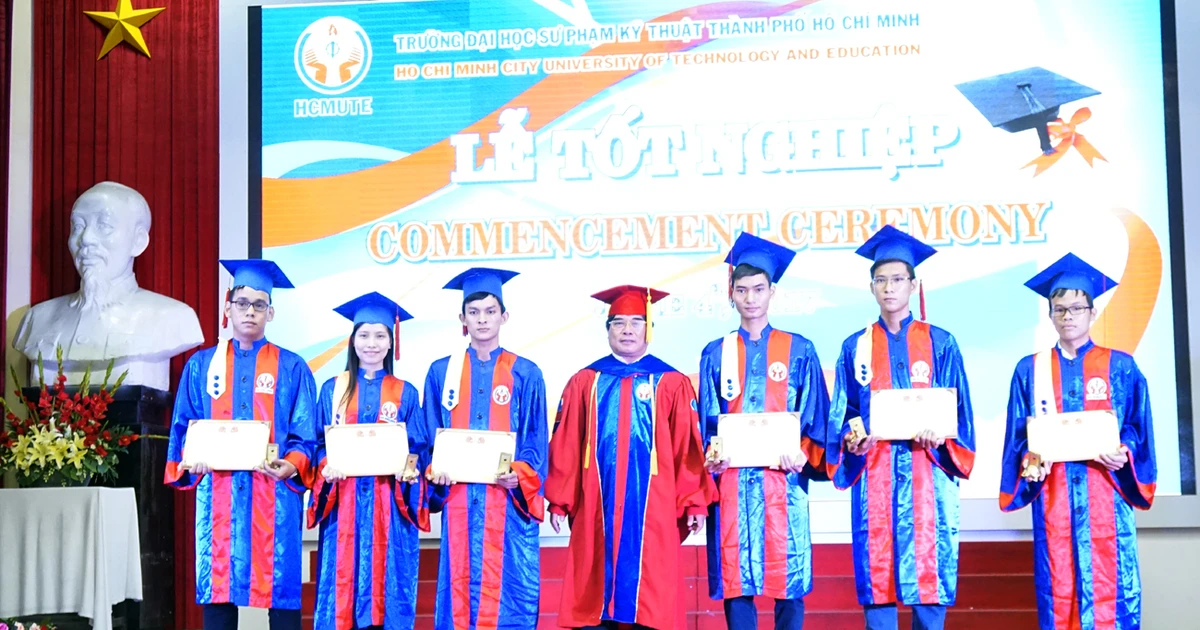 Vì COVID-19, hàng nghìn sinh viên phải hoãn nhận bằng tốt nghiệp