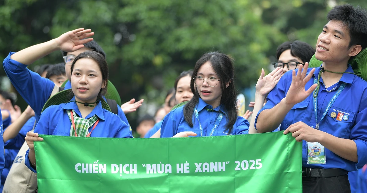 Gen trẻ Hà Nội khoác áo xanh lên đường mang tri thức số về vùng xa