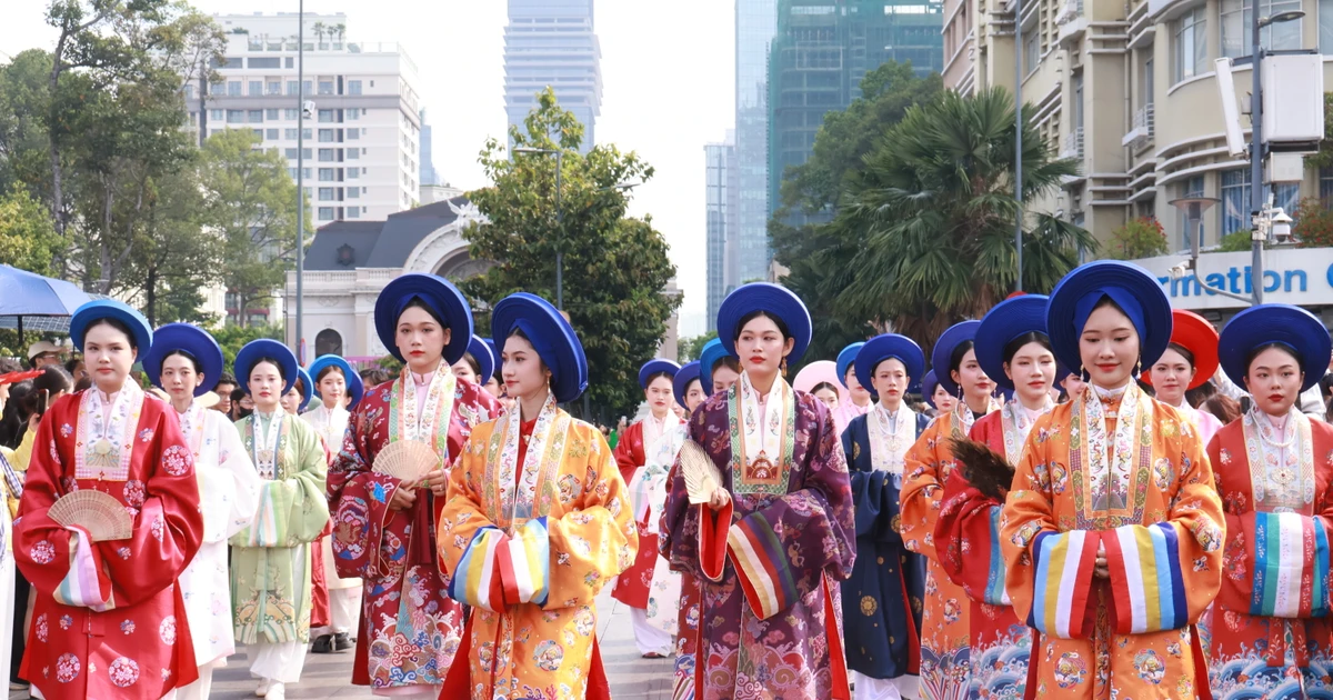 'Bách hoa bộ hành 2025': Dàn Việt phục cực xịn đổ bộ Sài Gòn, ngàn bạn trẻ phấn khích tột độ